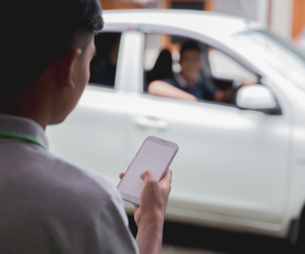 57% des Bruxellois qui utilisent les services de taxi ou d’Uber seraient prêts à payer plus cher par kilomètre pour un véhicule zéro émission